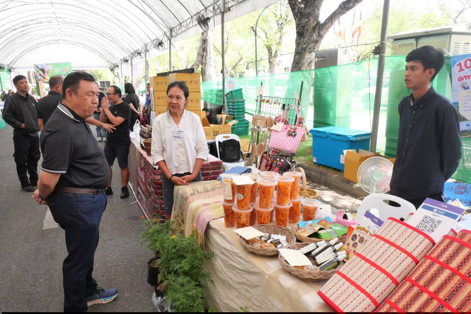 title - เลขาธิการ ส.ป.ก. เยี่ยมทักทายเกษตรกรและซื้อสินค้าในบรรยากาศวันสุดท้ายของการออกร้านขายสินค้า จากเขตปฏิรูปที่ดิน ส่งท้ายงานครบรอบ 51 ปี ส.ป.ก. ณ สำนักงานการปฏิรูปที่ดินเพื่อเกษตรกรรม